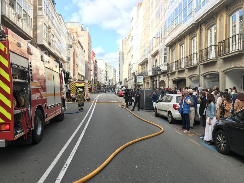 La calle ha sido cortada al tráfico para facilitar las labores de extinción - La gran humareda ha provocado un gran revuelo en la zona.