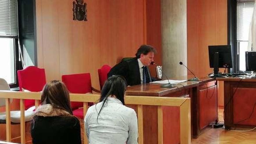 Las dos acusadas, de espaldas, ayer durante el juicio. // FdV