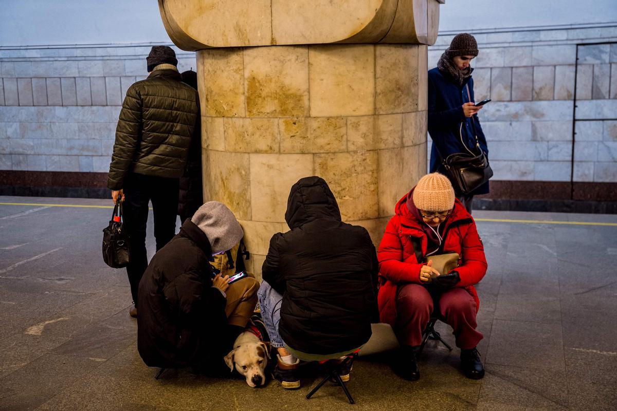 Los residentes se refugian en una estación de metro durante una alarma de ataque aéreo en la capital ucraniana de Kiev el 10 de febrero de 2023, en medio de la invasión rusa de Ucrania.