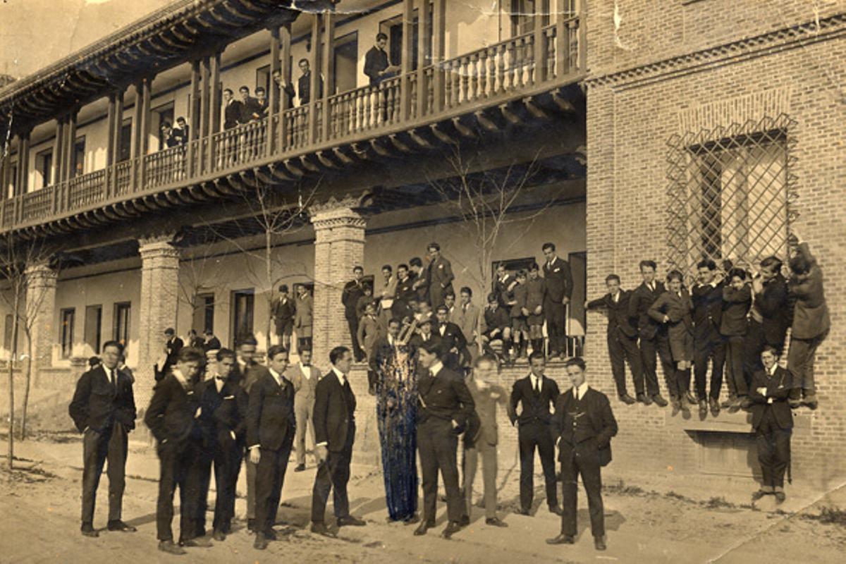 Emilio Prados, León Sánchez, Luis Buñuel y otros residentes en el pabellón Transatlántico.