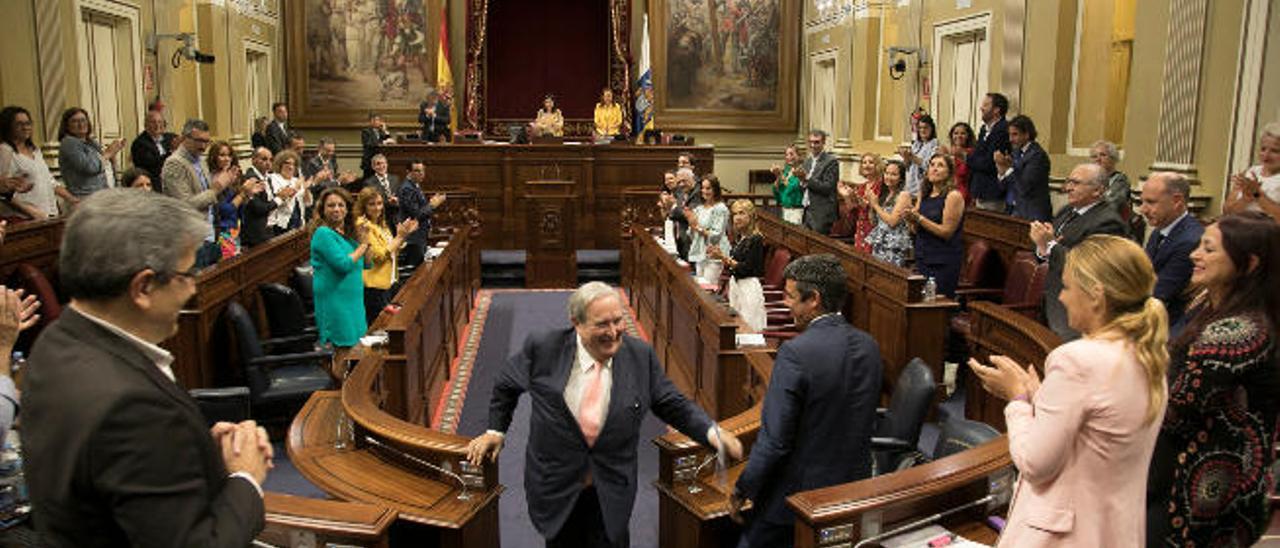 Jerónimo Saavedra, aplaudido por el pleno el día que se despidió como Diputado del Común del Parlamento.