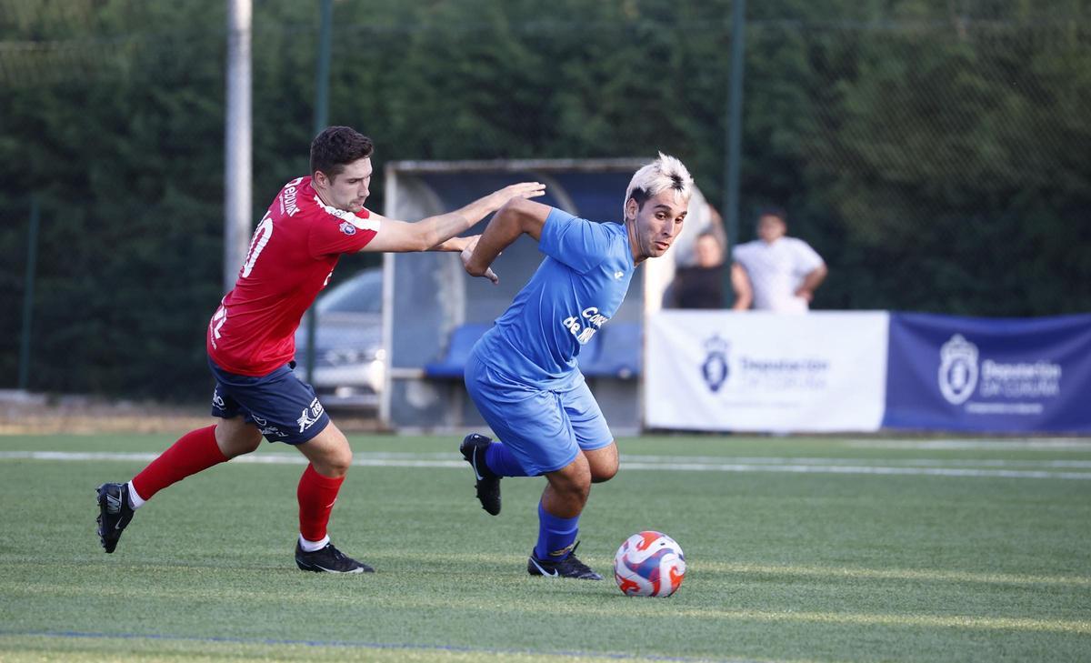 Alberto Freire pugna con un futbolista del Muxía CF.