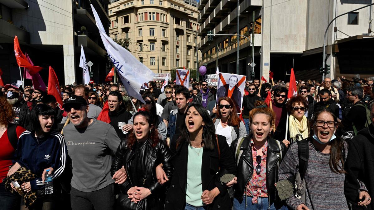Protesta en Atenas, este miércoles, contra el accidente de tren en el que fallecieron 57 personas la semana pasada.