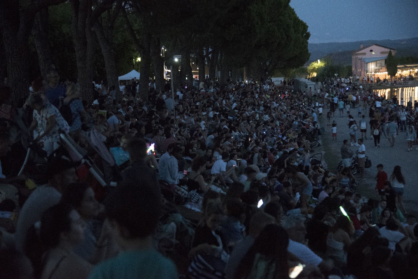 El Parc de l'Agulla s'omple per veure el Castell de Focs