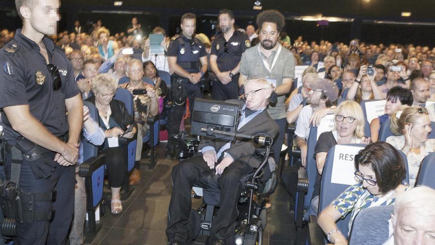 Stephen Hawking, custodiado por la Policía en el festival. // EFE