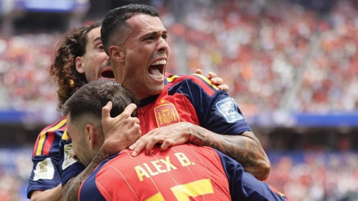 Porro celebra su tanto ante Austria junto a Baena y Cucurella.