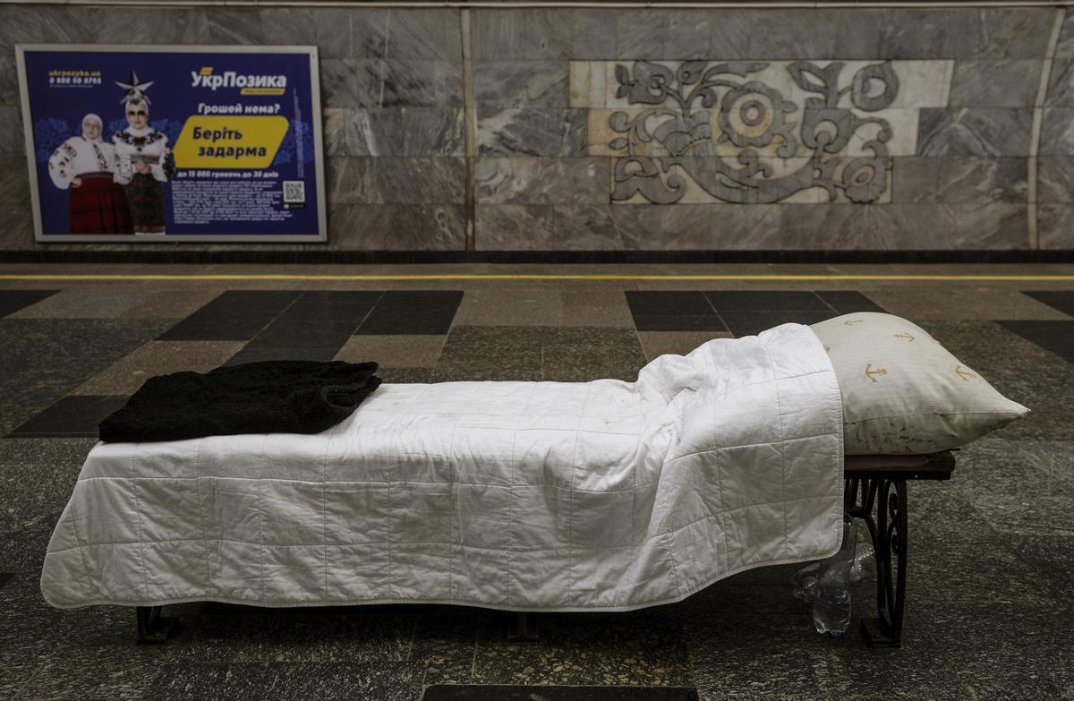 Una de las camas que albergan a ciudadanos a resguardo de las bombas, en el metro de Járkov. Bajo la cama, unas botellas de agua.