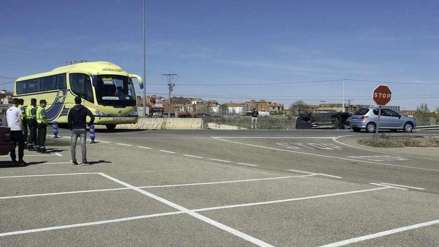 Un autobús se incorpora a la N-525 tras producirse el accidente en el que resultó herida una mujer