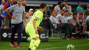 zentauroepp44507885 fc barcelona s head coach ernesto valverde looks on during t180801110502