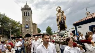 La Virgen del Carmen frena la tormenta en Luanco