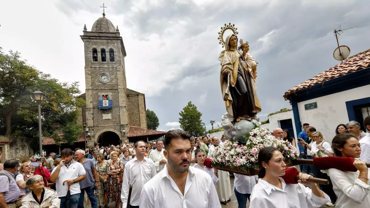 La Virgen del Carmen frena la tormenta en Luanco