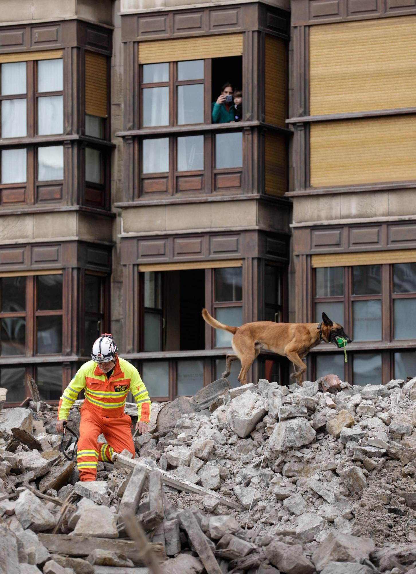El entrenamiento de la Unidad Canina de Rescate del Principado en Gijón, en imágenes