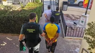 La Guardia Civil arresta a dos hombres por agredir y robar a dos personas en Calp