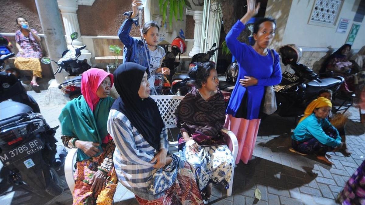 Varios pacientes esperan en el exterior de un hospital  tras un terremoto en Pamekasan, en la isla indonesia de Java.