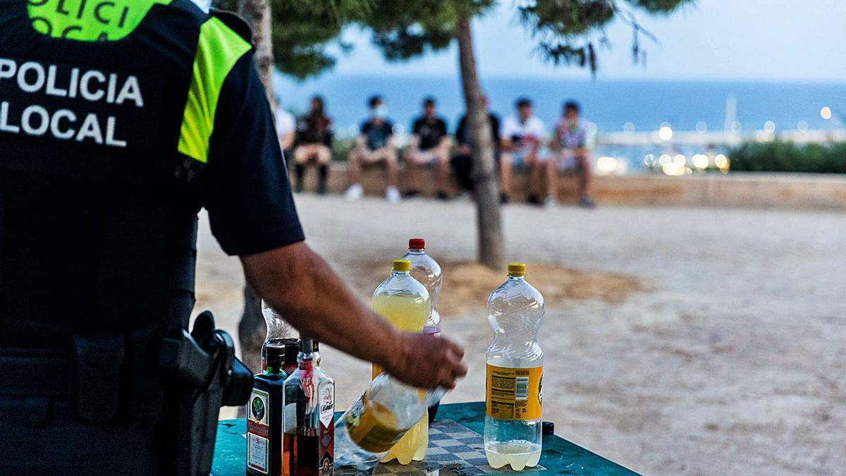 Imagen de un dispositivo antibotellón desplegado por la Policía Local en junio en La Ereta. | HÉCTOR FUENTES