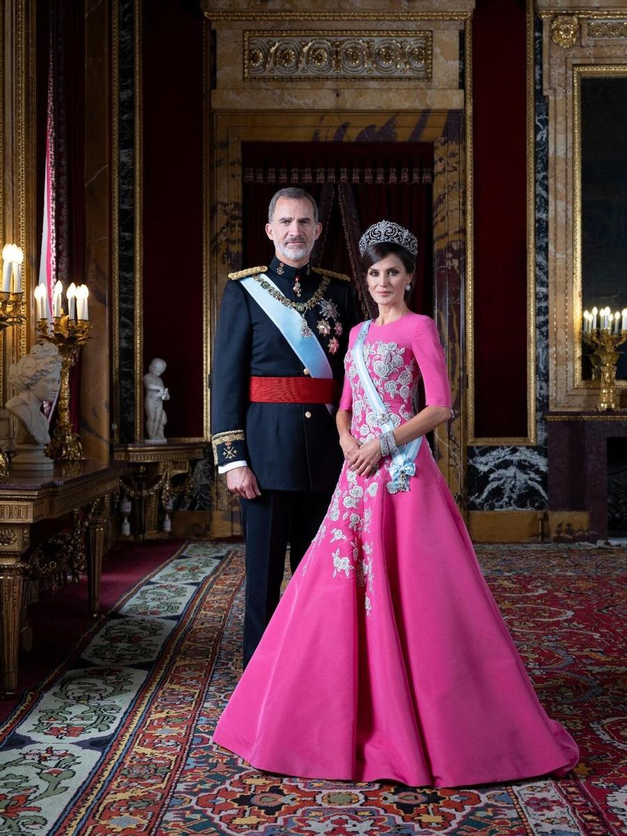 Los Reyes de España con vestidos de gala