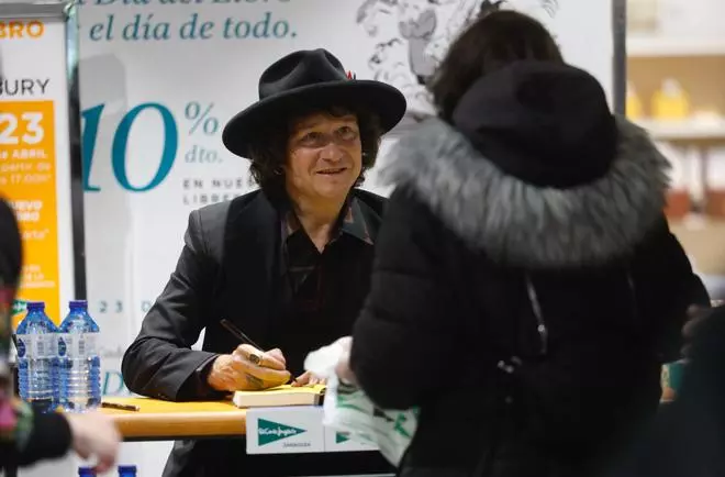En imágenes | Bunbury desata la locura en su firma de libros en Zaragoza
