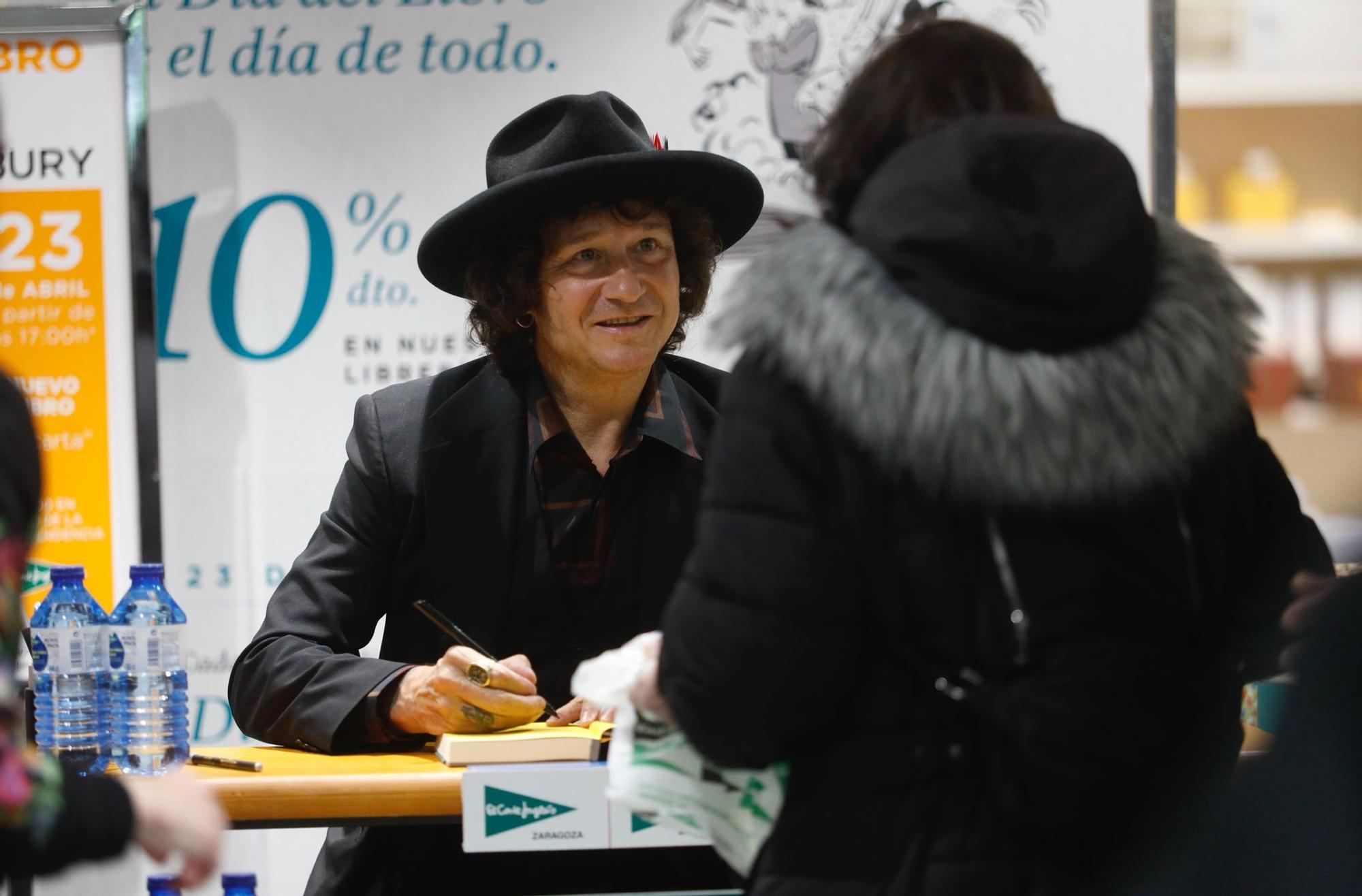 En imágenes | Bunbury desata la locura en su firma de libros en Zaragoza