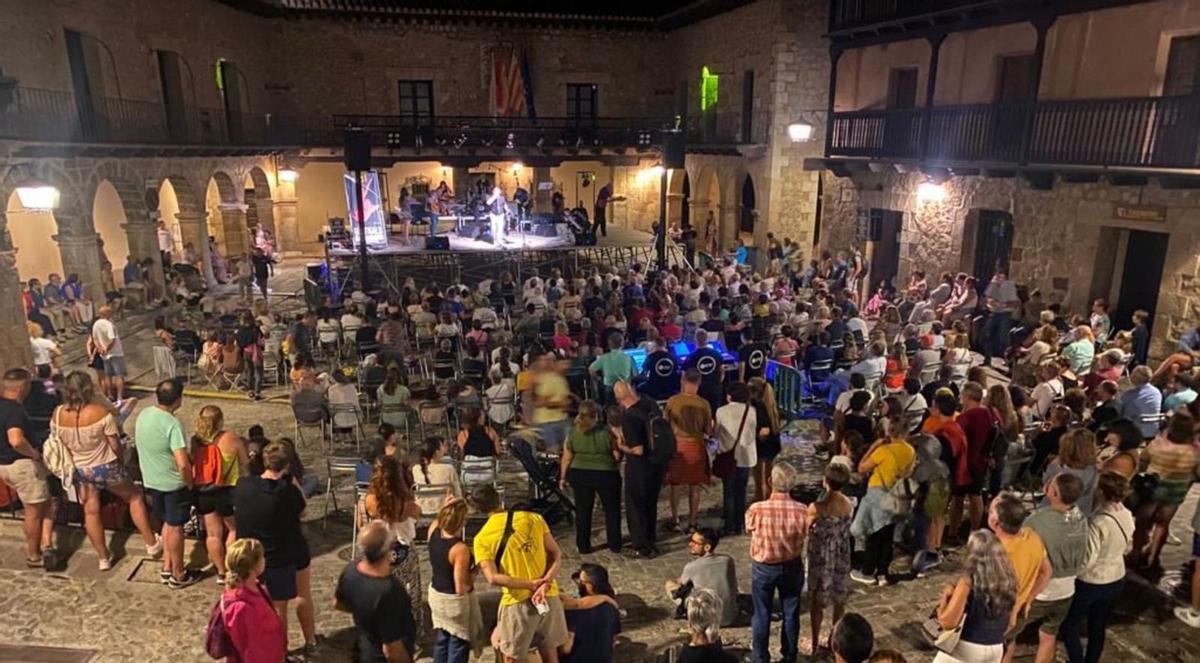 La plaza de Albarracín abarrotada en uno de los conciertos de la programación de verano, durante el pasado puente del 15 de agosto. | AYUNTAMIENTO DE ALBARRACÍN