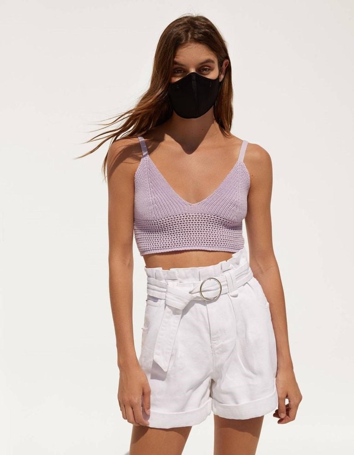 Modelo de Bershka con mascarilla