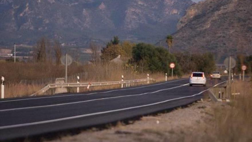 Las obras de seguridad en la carretera de acceso a Xàtiva eliminan los adelantamientos