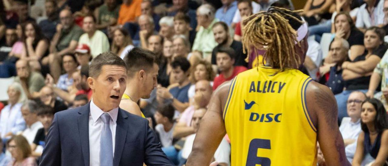 Jaka Lakovic, entrenador del Granca, conversa con Andrew Albicy.