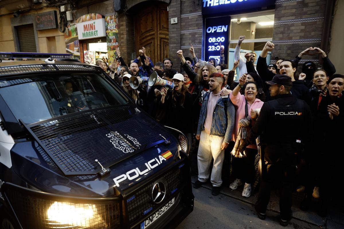 MÁLAGA, 16/01/2026.- Un grupo de personas del colectivo 'Un Techo por Derecho' ha ocupado este viernes un edificio del centro de Málaga que, según asegura, al parecer la Junta de Andalucía vendió a un fondo de inversión israelí, como acción reivindicativa ante una situación de "emergencia habitacional". EFE/ Jorge Zapata