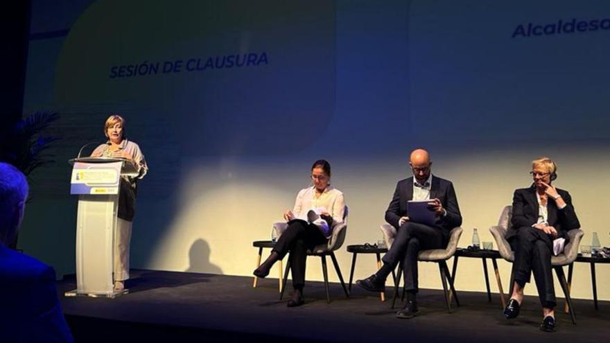 La alcaldesa de Avilés, Mariví Monteserín, junto a Patricia Bezunartea, Ignacio Álvarez y Karine Lalieuex. | C. G.