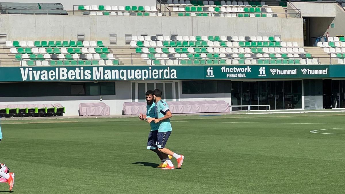 Fekir y Abde durante el entrenamiento de este viernes del Betis