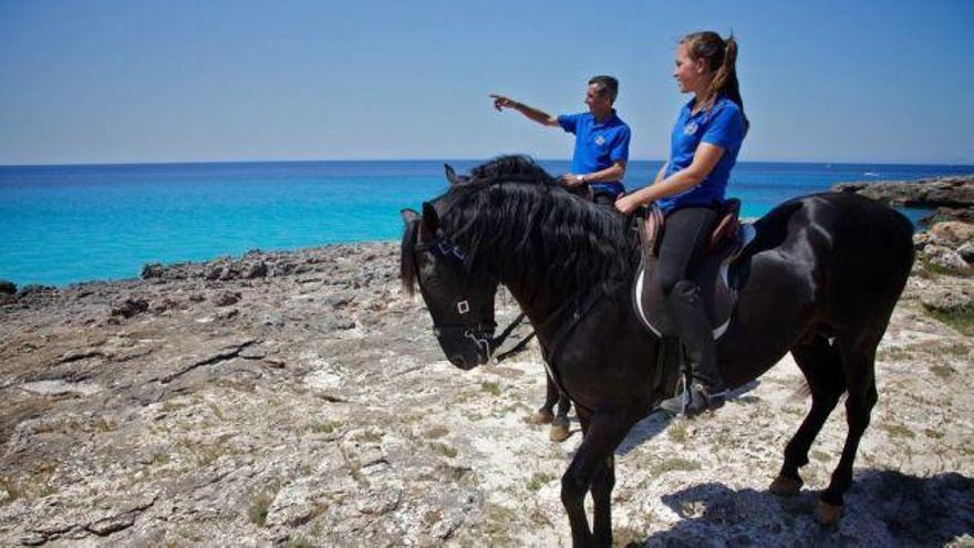 Wer nicht gerade im Hochsommer kommt, kann auf den Balearen auch hervorragend reiten.