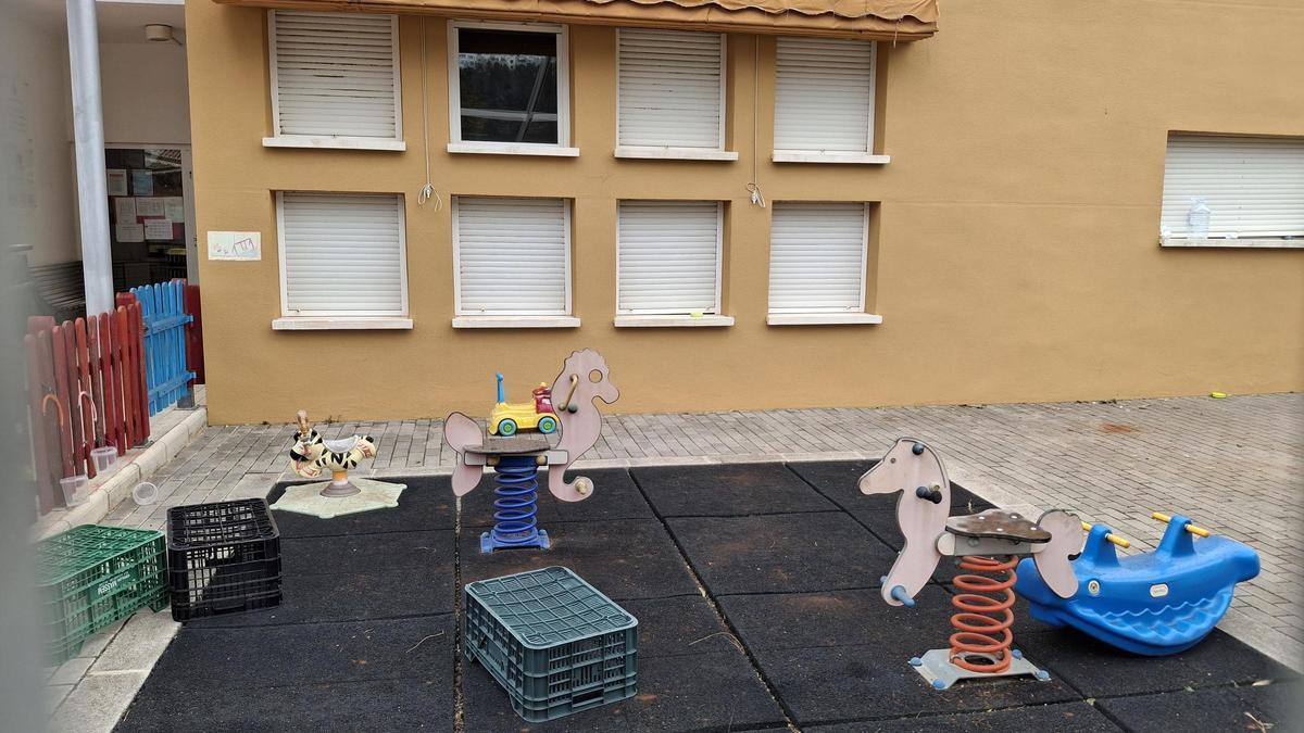 Una de las zonas de recreo y columpios de la Escoleta Municipal