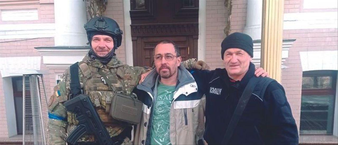David López, flanqueado por dos soldados ucranianos que le sacaron del sótano en el que permaneció 38 días encerrado.