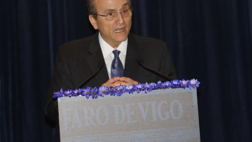 Javier Moll recoge la distinción Ciudad de Vigo 2022 en nombre de FARO DE VIGO