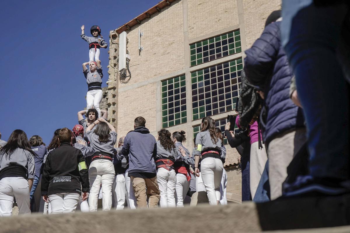 La pujada i baixada del pilar de quatre dels Tirallongues a Manresa