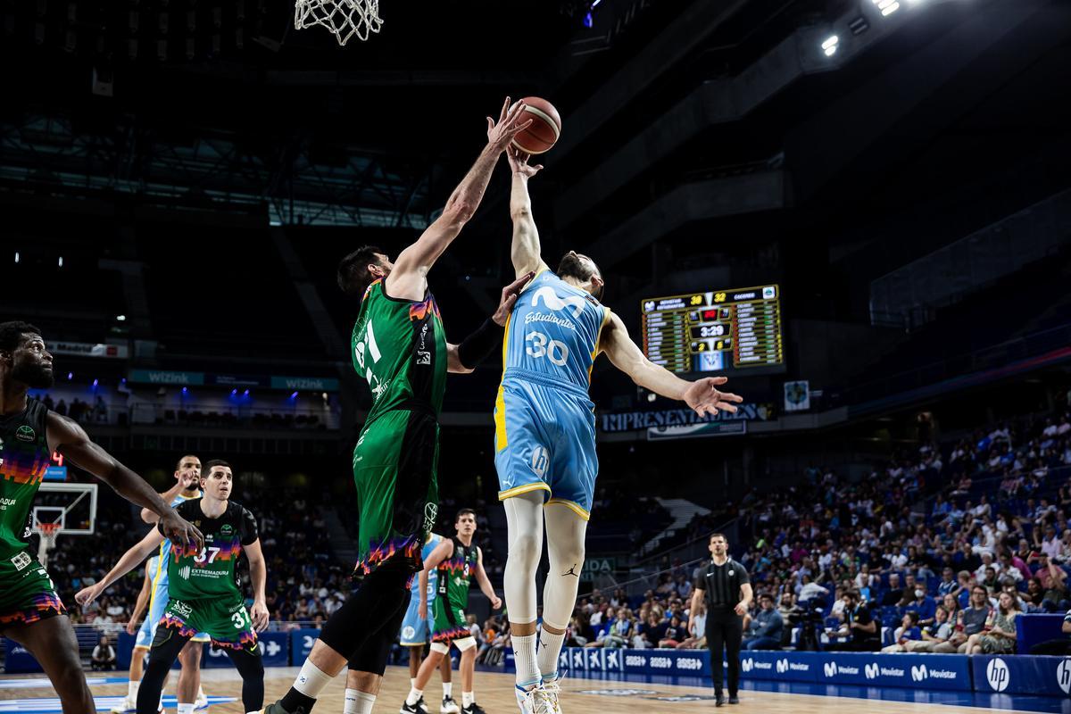 Borovnjak y Adam Sola luchan por el balón.