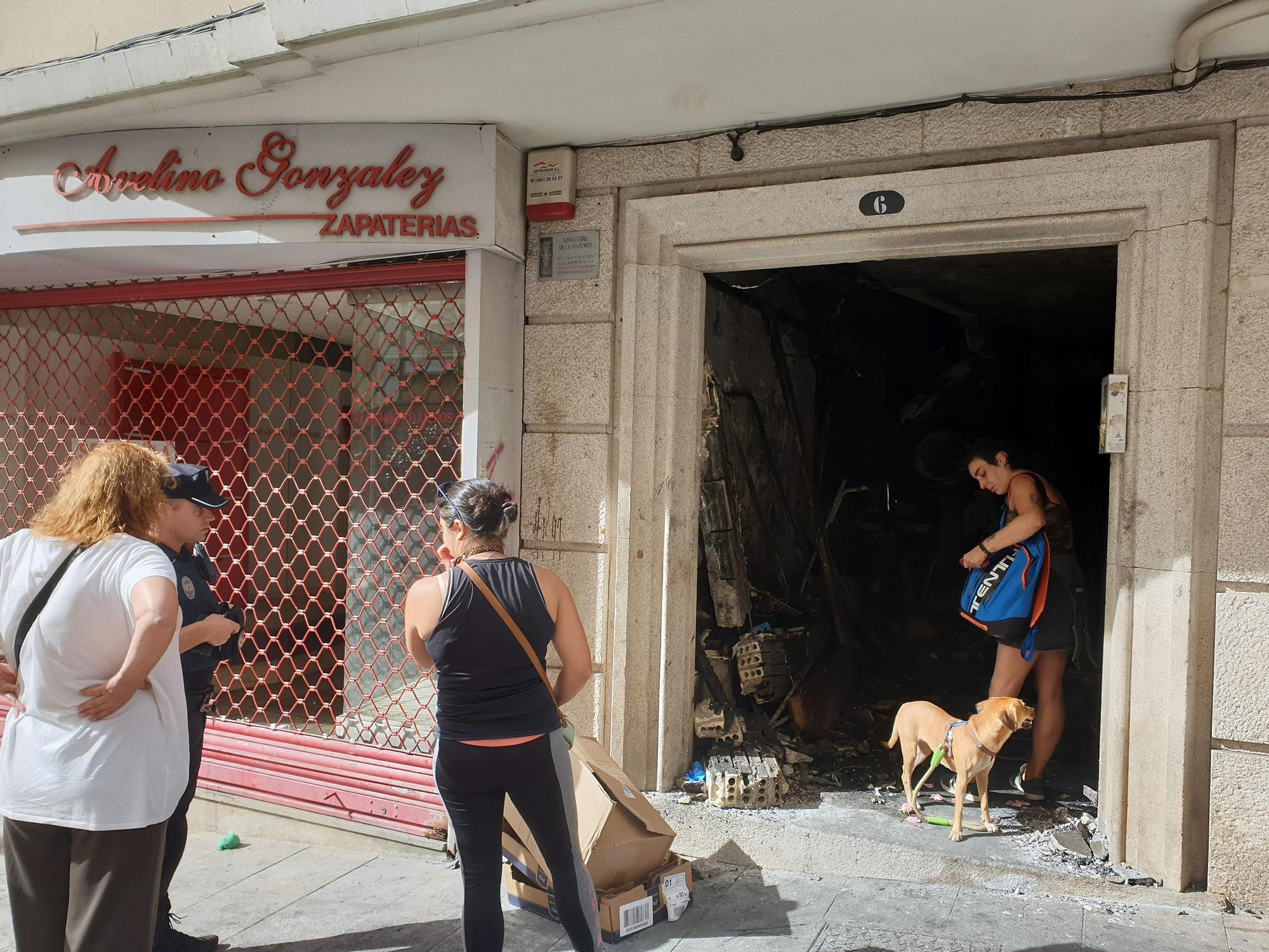 Los vecinos vuelven al edificio incendiado en Vigo a por sus pertenencias