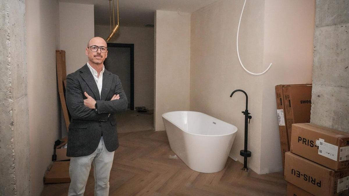 Ignacio Hortal, promotor de los apartamentos turísticos en el edificio Presidente de Badajoz, posa en el interior de uno de ellos.