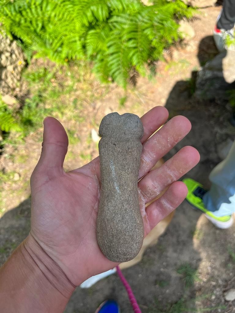 El falo de piedra sobre una mano.
