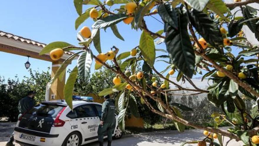 Agentes de la Guardia Civil durante la campaña de prevención del pasado año.