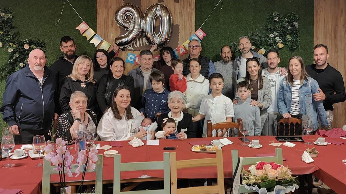 Chelo, rodeada de sus familiares, en el restaurante O Quinteiro. |