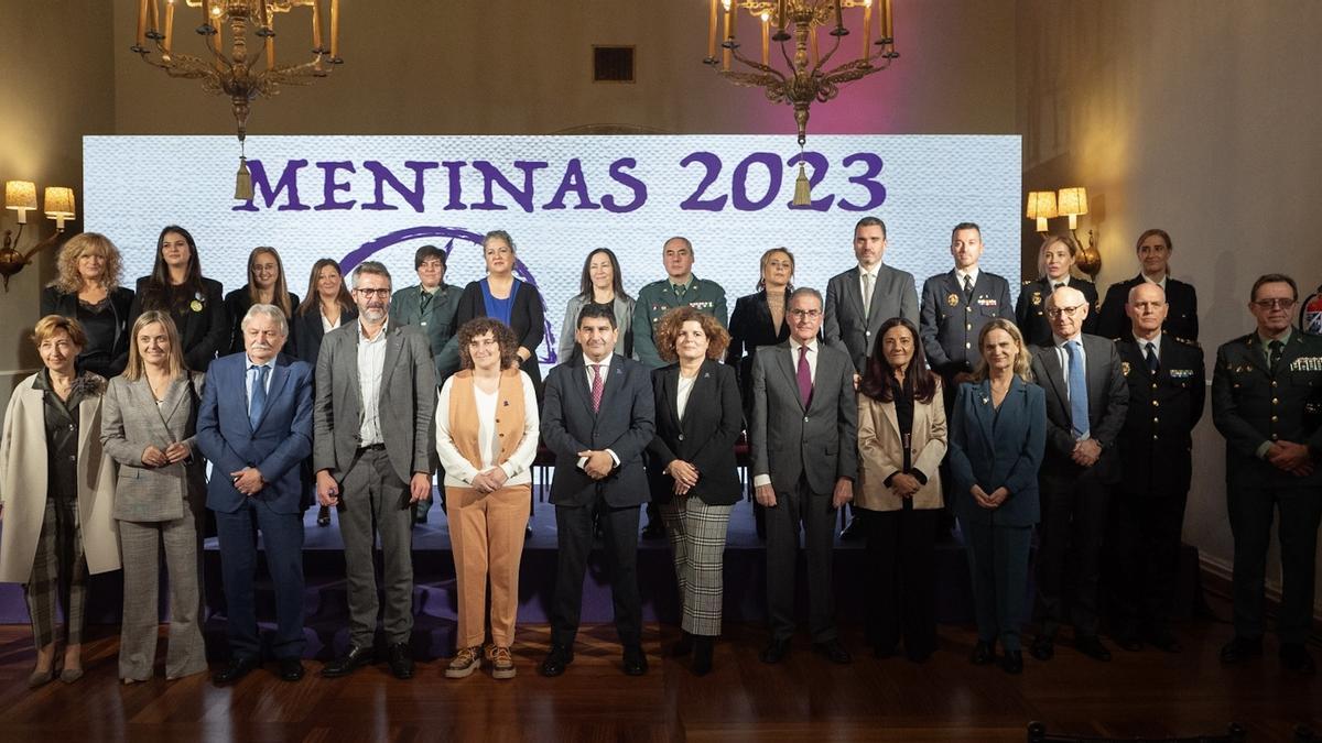 La alcaldesa de Santiago, en el centro, en primera fila, y a la izquierda del delegado del Gobierno, junto a los premiados