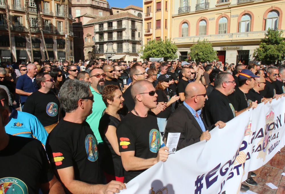 Bajo el lema #EquiparacionYa, más de trescientos de agentes de la Policía Nacional y de la Guardia Civil se han concentrado en la plaza de la Constitución