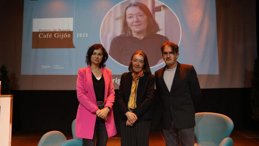 Por la izquierda, Montserrat López Moro, Ana Rodríguez Fischer y Jaime Priede, ayer en el Antiguo Instituto.