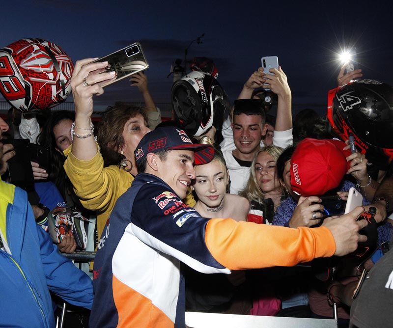 Ambientazo en Cheste | La afición disfruta con el Pit Walk