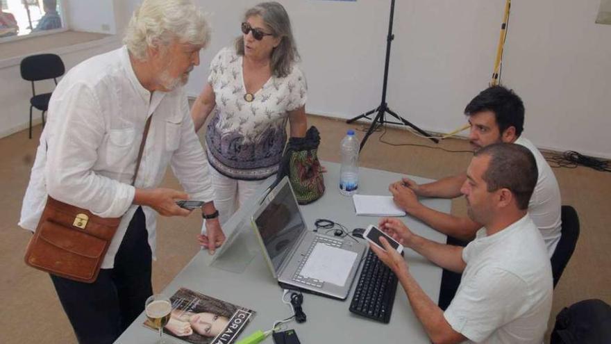 Beiras, con su esposa, trata de votar en el local de Compostela Aberta en Santiago.