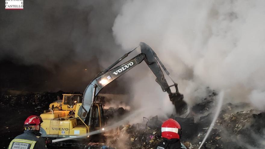 Extinguido el fuego en la planta de reciclaje de Almassora tras más de 30 horas