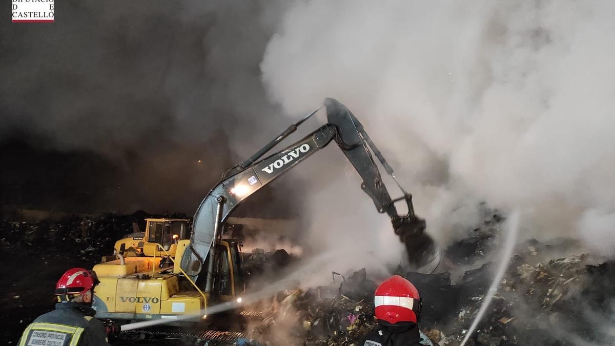 Imagen de la extinción del incendio en la planta de reciclaje de Almassora