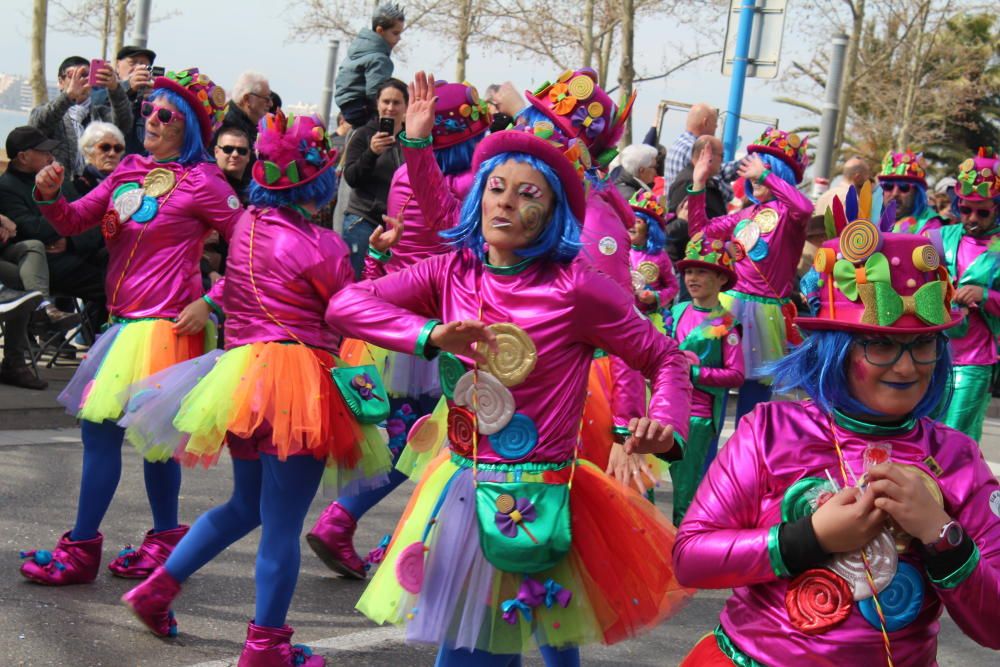 Roses viu un carnaval pletòric de gent i bon temps