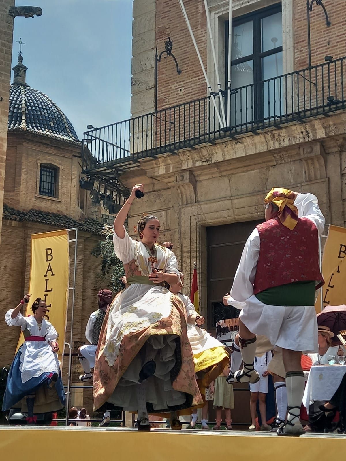 La falla Reina-Paz adelanta la Fira en los "balls al Carrer" de la JCF