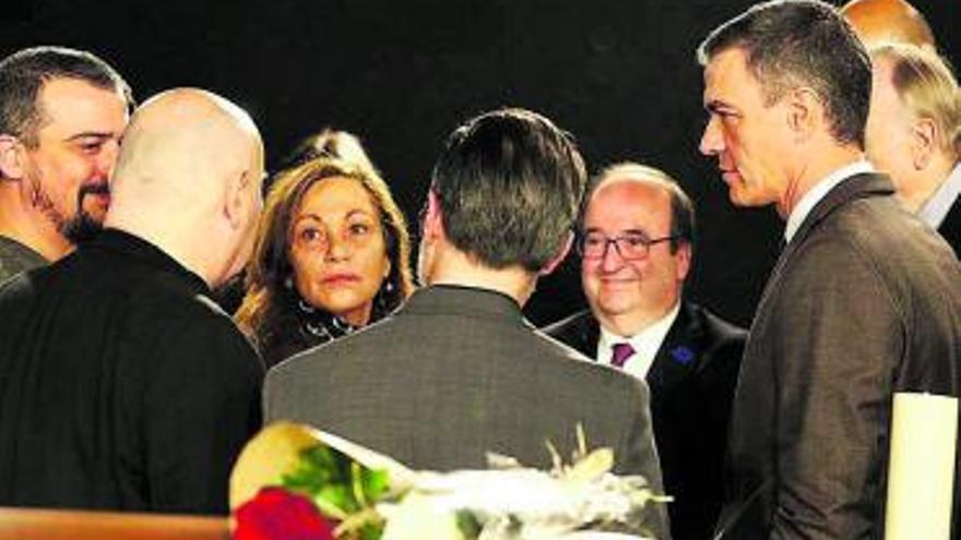 Pedro Sánchez y Miquel Iceta, con la familia de Saura. | // EFE